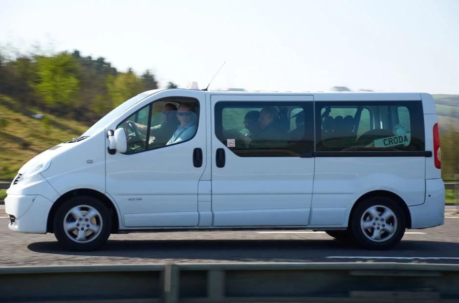 Mnogi manji klubovi nemaju dovoljno dece za autobus, pa za prevoz na takmičenje iznajmljuju kombi kojim može da upravlja svako sa B kategorijom