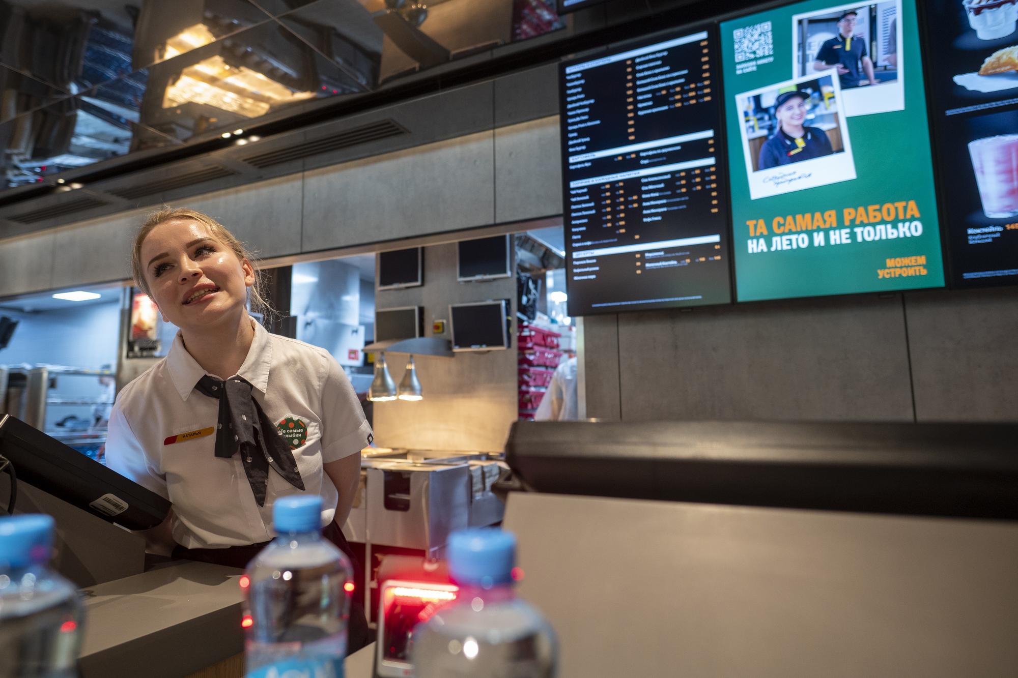 Na snímke zamestnankyňa hovorí so zákazníkmi počas otvorenia reštaurácie s rýchlym občerstvením v priestoroch bývalej prevádzky McDonald's.