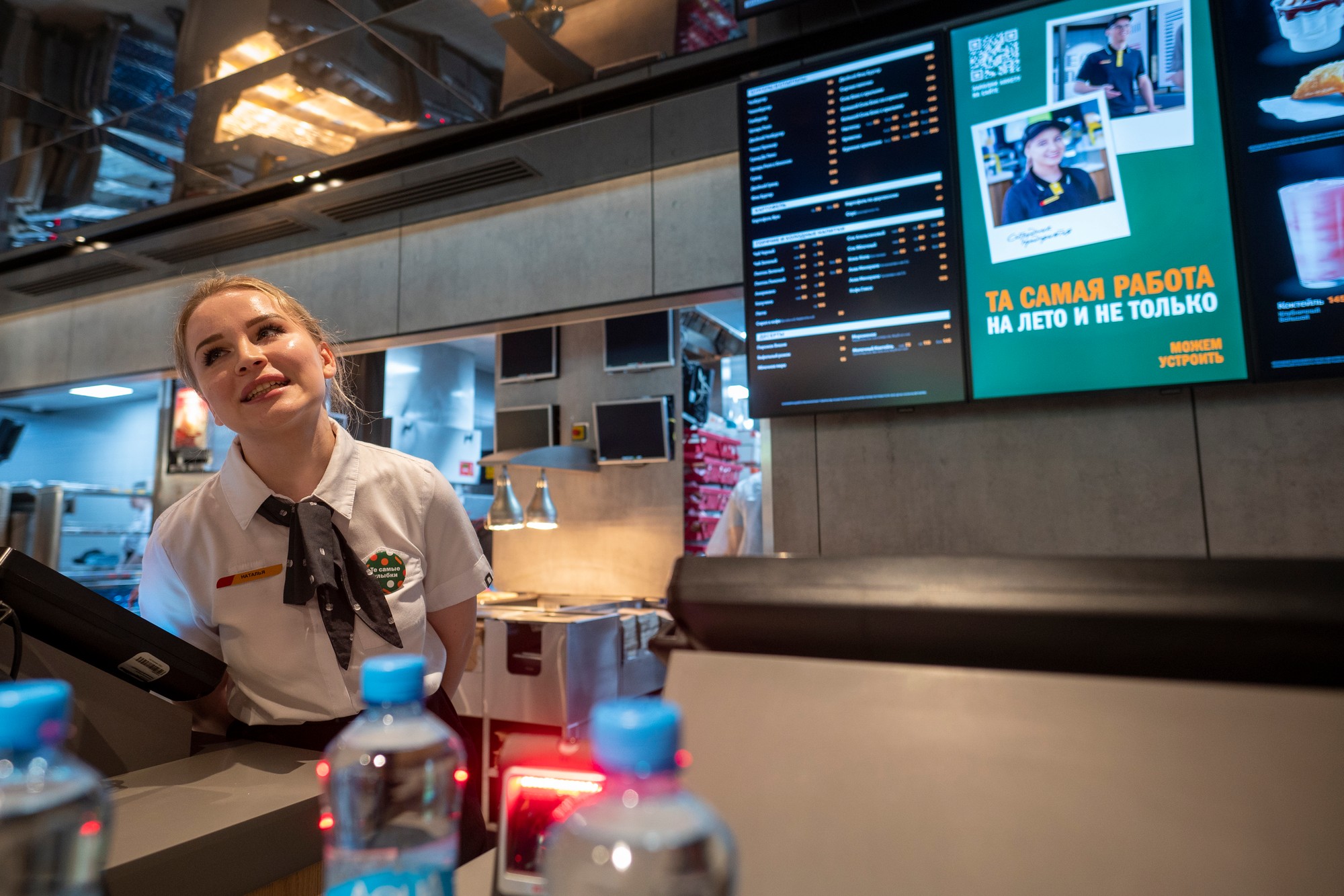 Na snímke zamestnankyňa hovorí so zákazníkmi počas otvorenia reštaurácie s rýchlym občerstvením v priestoroch bývalej prevádzky McDonald's.