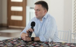 Hołownia: Kaczyński wciągnął opozycję w bagno. Dali się wmanewrować jak dzieci