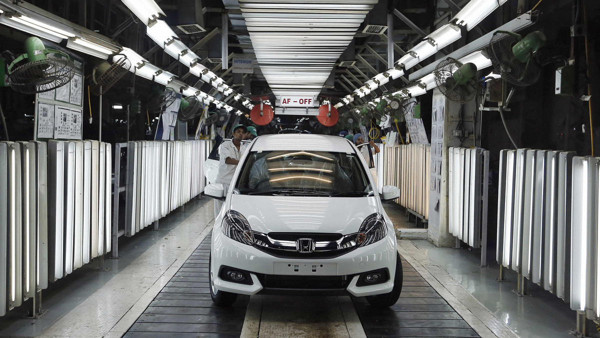 Nissan zamierza wprowadzić automatycznie parkujące samochody do 2016 roku, powiedział prezes Carlos Ghosn - japoński producent aut chce znaleźć się wśród tych firm, które jako pierwsze zaproponują taka usługę.