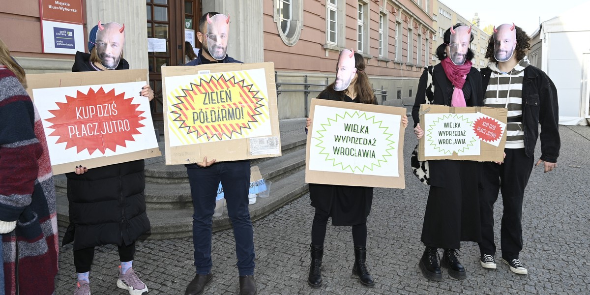 Na protest przyszło kilkunastu wrocławskich aktywistów przebranych za Sutryka-diabła.