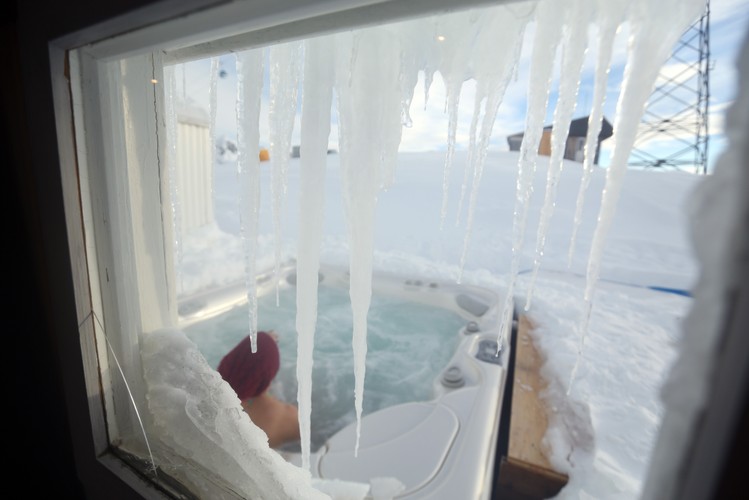 Gość luksusowego hotelu iglo Iglu-Dorf GmbH na górze Parsenn podczas zażywania kąpieli na zewnątrz. Forum Ekonomiczne w Davos 2015, 21.01.2015, Szwajcaria.