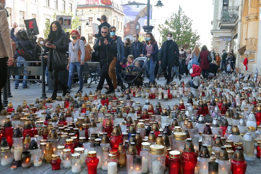 Czarny protest w Łodzi przed PiS i katedrą