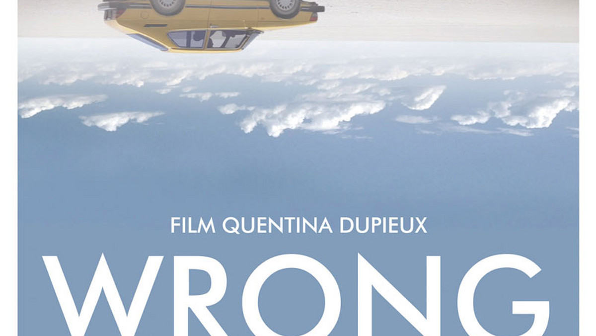 Przedstawiamy polski plakat filmu "Wrong", komedii w reżyserii Quentina Dupieux, znanego wielbicielom muzyki elektro jako Mr. Oizo.