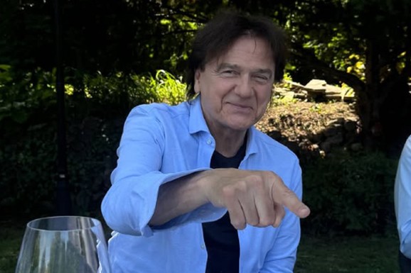 LARI PUNO SRCE ZBOG TATINOG ROĐENDANA Čola puni 75, tu je i voćna torta! Ćerka deli momente sa gala slavlja, ovako mu POKAZUJE LJUBAV (FOTO)