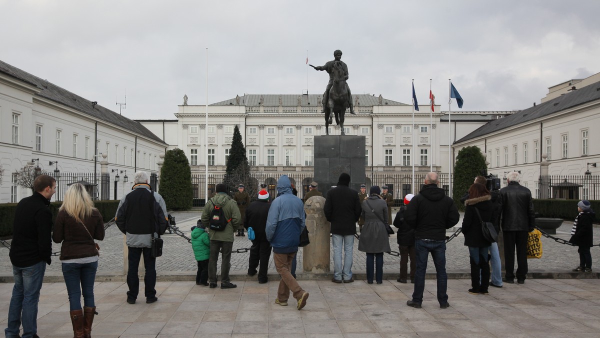 Mniej więcej 200 osób czekało w sobotę około południa w kolejce do zwiedzenia Pałacu Prezydenckiego w Warszawie. Wszyscy, którzy chcą obejrzeć siedzibę prezydenta RP, mogą skorzystać z dnia otwartego.