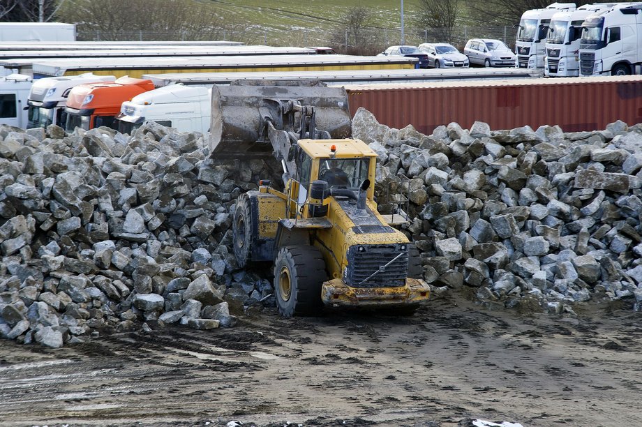 Skład kamienia hydrotechnicznego w elbląskim porcie