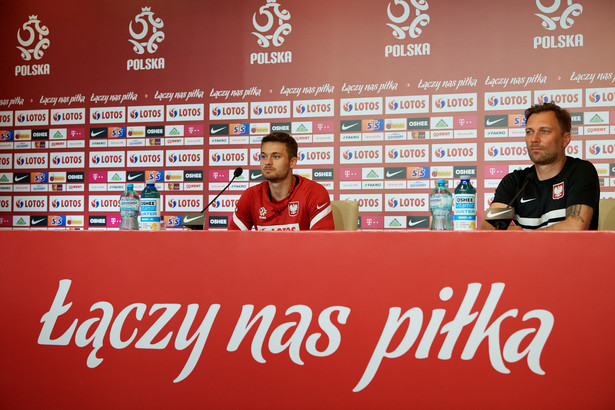 Piłkarz reprezentacji Polski Karol Linetty (L) i team menedżer kadry Jakub Kwiatkowski (P) podczas konferencji prasowej w Gdańsku