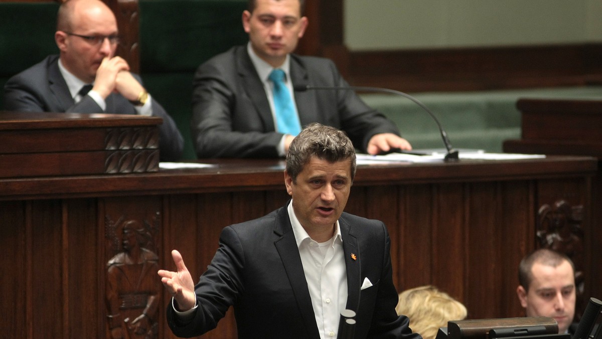 Janusz Palikot zapowiedział w sobotę w Rzeszowie, że jego ugrupowanie będzie postulować obniżkę składki na ZUS o 30 proc. Ubytek wpływów miałby zrekompensować zakaz tzw. umów śmieciowych.