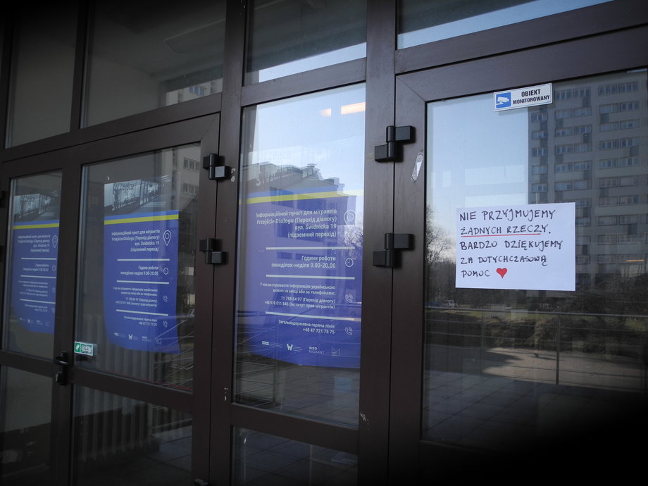 Drzwi wejściowe do akademika, w którym zostali zakwaterowani uchodźcy z Ukrainy.