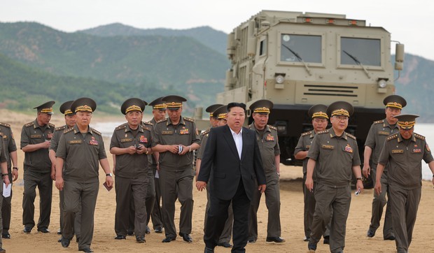 Kim Džong Un sa oficirima