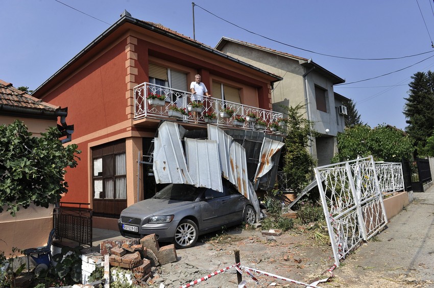 Šleper je odvučen, a kuća i dalje ostaje na meti teških kamiona