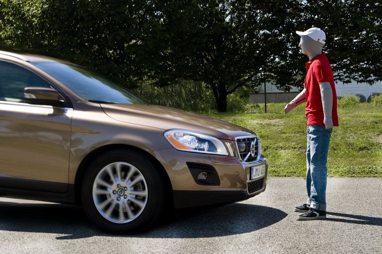 Manekin Volvo udaje pieszego - Poznajcie Boba