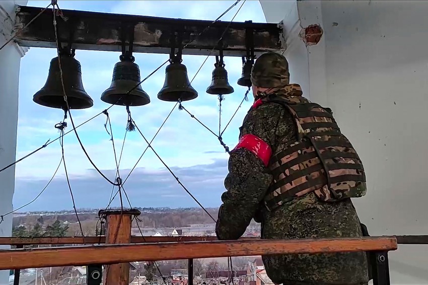 Ruski vojnik u zvoniku crkve u Zamostjeu u Kursku nakon povraćaja teritorije 21. marta