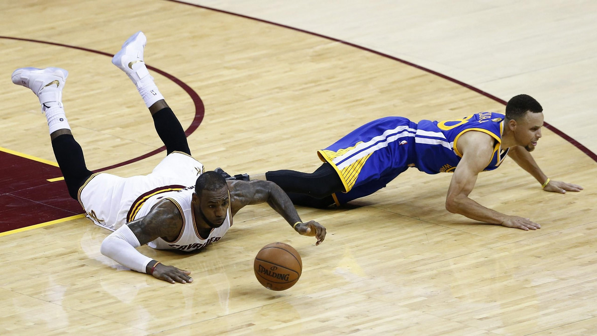 Dwa genialne występy z rzędu 31-letniego skrzydłowego dały Cleveland Cavaliers wyrównanie w finale NBA. Golden State Warriors prowadzili już 3:1, ale teraz są o krok od straty tytułu. LeBron James kapitalną postawą może zapisać się w historii. W nocy z czwartku na piątek jego zespół wygrał na własnym parkiecie 115:101.