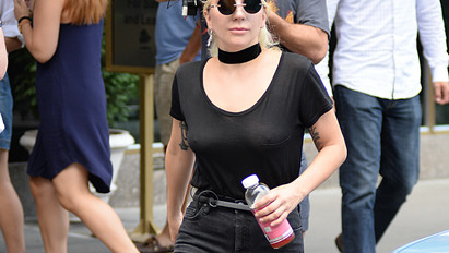 Lady Gaga megint melltartó nélkül ment az utcára - galéria