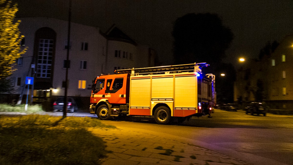 Po zderzeniu samochodu osobowego z pociągiem w Pobiedziskach (Wielkopolskie) zablokowana jest trasa kolejowa Poznań-Gniezno - poinformował Tomasz Wiśniewski z biura prasowego wielkopolskiej straży. W wyniku wypadku śmierć poniosła jedna osoba.