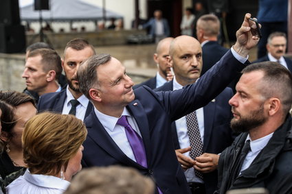 Andrzej Duda podpisał ustawę o czternastkach. "Jestem normalny, inflacja zżera biedne emerytury"