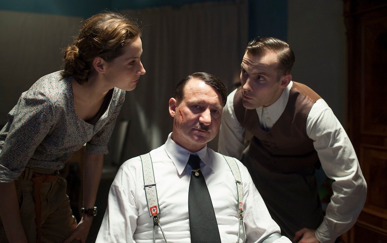 Magdalena Grąziowska, Bartosz Porczyk i Robert Więckiewicz w filmie 'AmbaSSada'