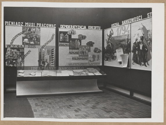 Muzeum Narodowe w Warszawie. Wystawa "Warszawa wczoraj, dziś, jutro" (13 X 1938 - 30 IV 1939). Sala 6. "Życie finansowe stolicy" - fragment ekspozycji