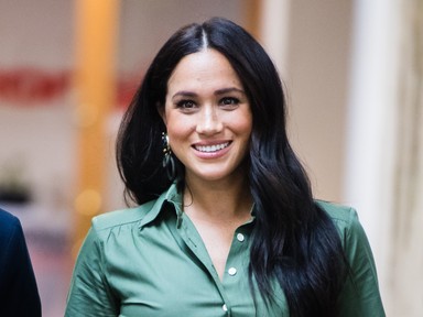 Itt meg mi történik? Mit keres Meghan Markle esküvői ruhában?