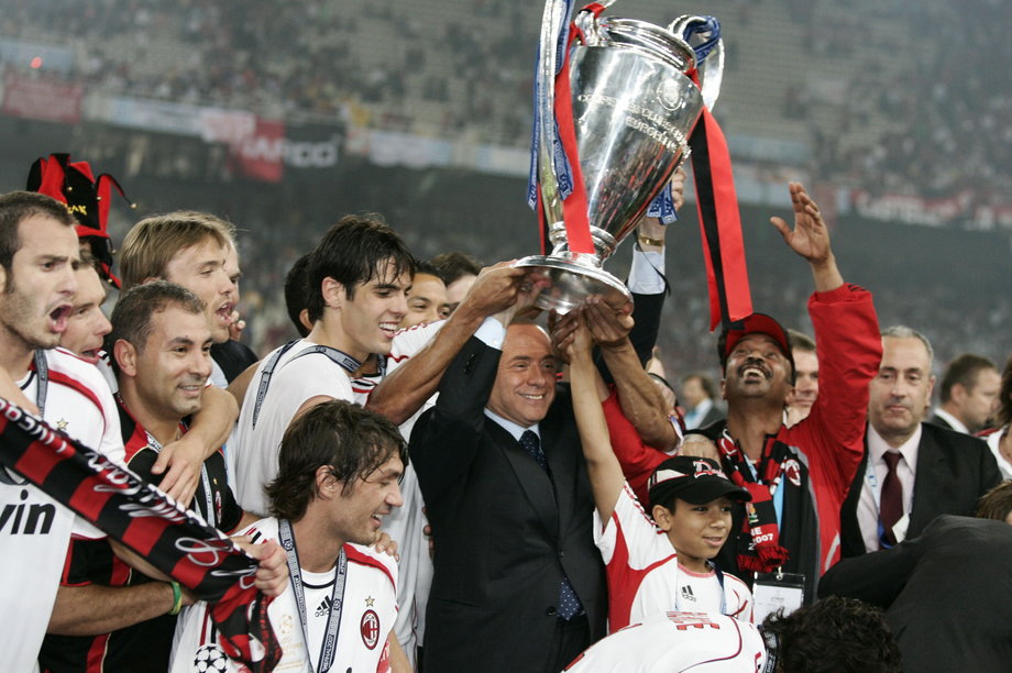 Berlusconi zyskiwał popularność m.in. dzięki posiadaniu klubu AC Milan i zdobywaniu kolejnych trofeów.
