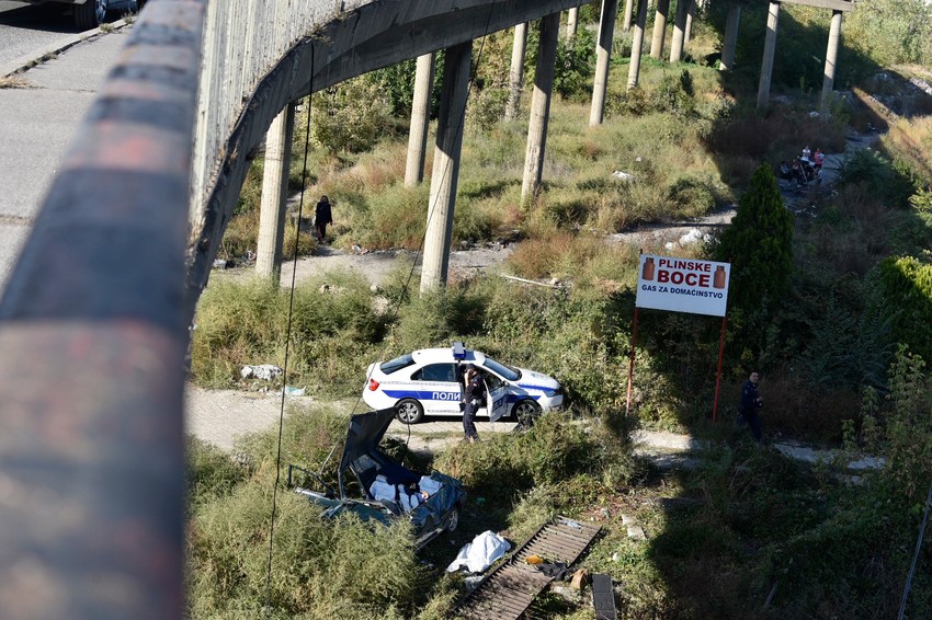 Automobil je probio zaštitnu ogradu i sleteo sa visine od oko 17 metara