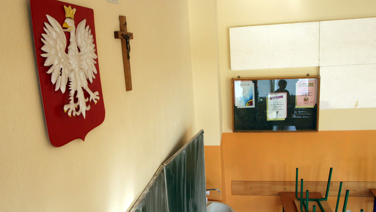 Lekcja religii w polskiej szkole odbywa się na mocy przepisów konstytucji, konkordatu oraz ustawy o systemie oświaty. Nauczyciele religii są pracownikami szkoły, członkami rady pedagogicznej i podlegają takim samym rygorom, co inni nauczyciele - podkreśla koordynator Biura Programowania Katechezy przy Komisji Wychowania Katolickiego KEP ks. prof. Piotr Tomasik.