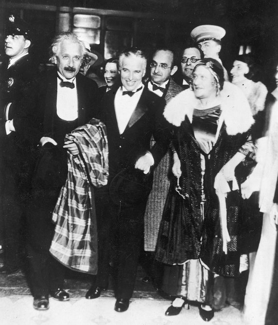 Albert Einstein i komik Charlie Chaplin podczas premiery filmu "Światła wielkiego miasta" w Los Angeles w 1931 r.