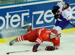 Polscy hokeiści przegrali z Wielką Brytanią i mogą zostać na lodzie