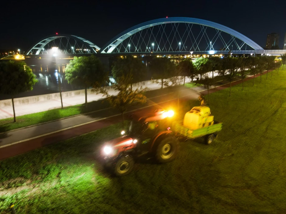 Prskanje drvoreda na keju