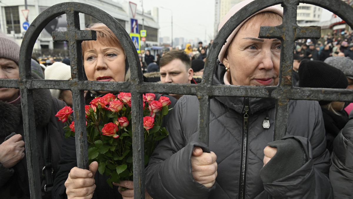 Żal, łzy i odrobina nadziei. Co mówią Rosjanie po pogrzebie Nawalnego