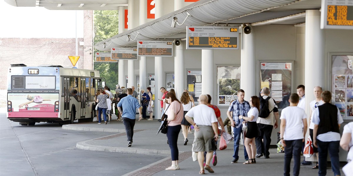 51-latek z Tarnowskich Gór zaliczył twarde spotkanie z autobusem. Nie dość, że uderzył w niego głową, to jeszcze na dodatek dostał za to mandat.