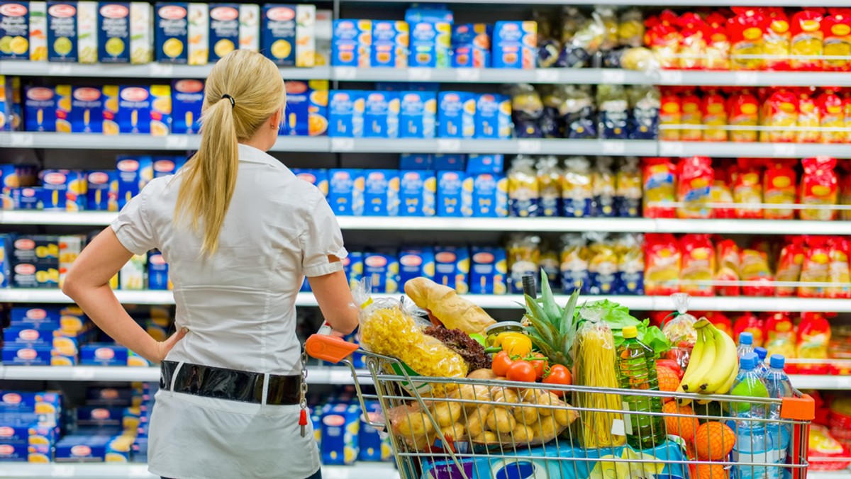 Zapleśniałe lub przeterminowane produkty, cukier w produktach bez cukru i tłuszcz w beztłuszczowych, chrzczone paliwo, zawyżone ceny, niezabezpieczona żywność czy brud w sklepach - to tylko nieliczne nieprawidłowości, jakie wykazała Inspekcja Handlowa w swoim ostatnim raporcie. I mimo wzmożonych kontroli na półkach sklepowych wciąż można znaleźć zafałszowany a nawet zepsuty towar.