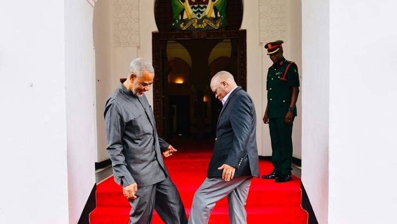 Tanzanian President John magufuli (R) leg shakes with Maalim Seif Sharif Hamad. (Facebook)