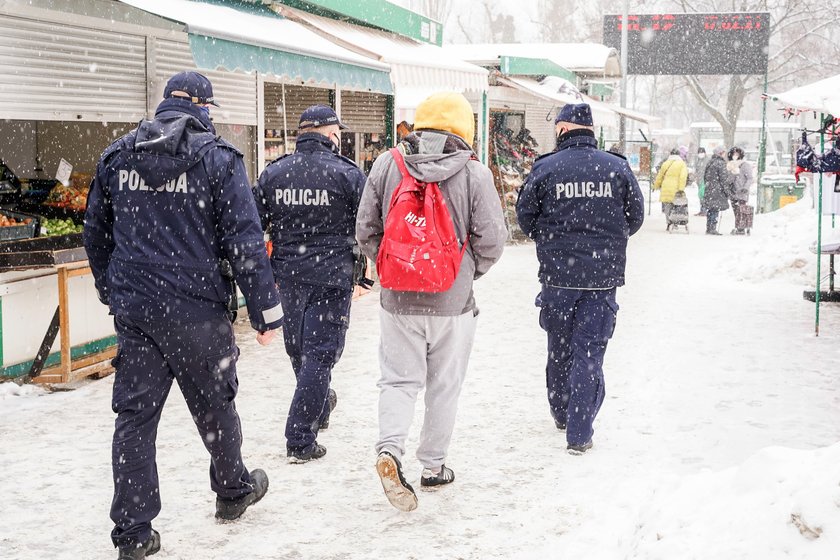 Policjanci na rynku na gdańskim Przymorzu.