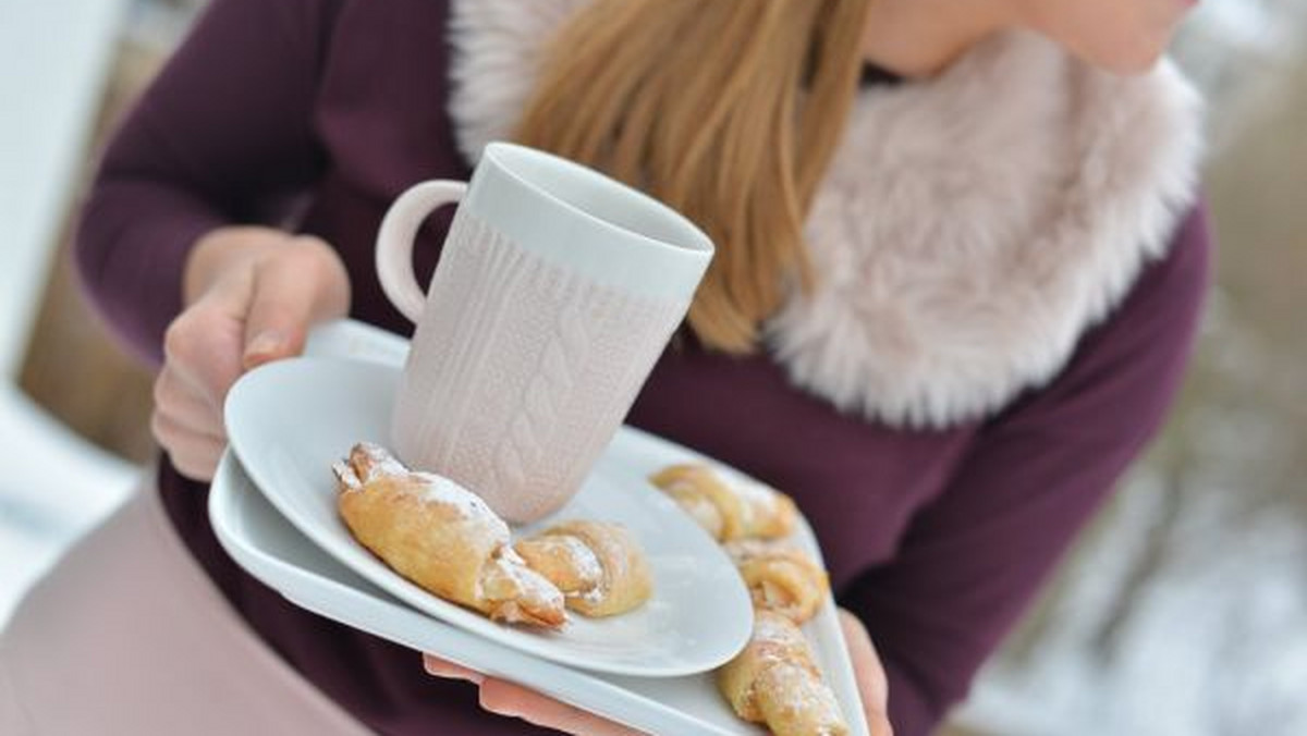 W okresie zimowym ciężko się bez niej obyć, a słabość do niej nasila się wraz ze spadkiem temperatury za oknem. Można przygotować ją na różne sposoby, czasem z imbirem, laskami cynamonu lub z soczystymi plastrami grejpfruta i pomarańczy. Są i takie dni w których owoce pigwy nadają jej smaku, a bywa i tak, że wystarczą listki świeżej mięty. W takim okresie, niezastąpione są również syropy z owoców aronii lub z czarnego bzu. Nie dość, że wpierają nasz układ odpornościowy, to dzielnie rozgrzewają. Do dzisiejszej herbaty z aronią, Zosia Cudny proponuje podać kruche rogaliki, które są wersją tradycyjnych Rugelach z dodatkiem serka śmietankowego i kwaśnej śmietany. Jeżeli spodziewamy się małych głodomorów, powracających z sankowego szaleństwa, to mamy coś dla Was!