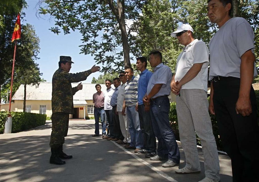 Dramatyczny rozkaz wydał rząd w Kirgistanie. Pozwolił służbom bezpieczeństwa strzelać do ludzi bez ostrzeżenia. A to z powodu starć na tle etnicznym, w których zginęły już 82 osoby, a 1000 zostało rannych.
