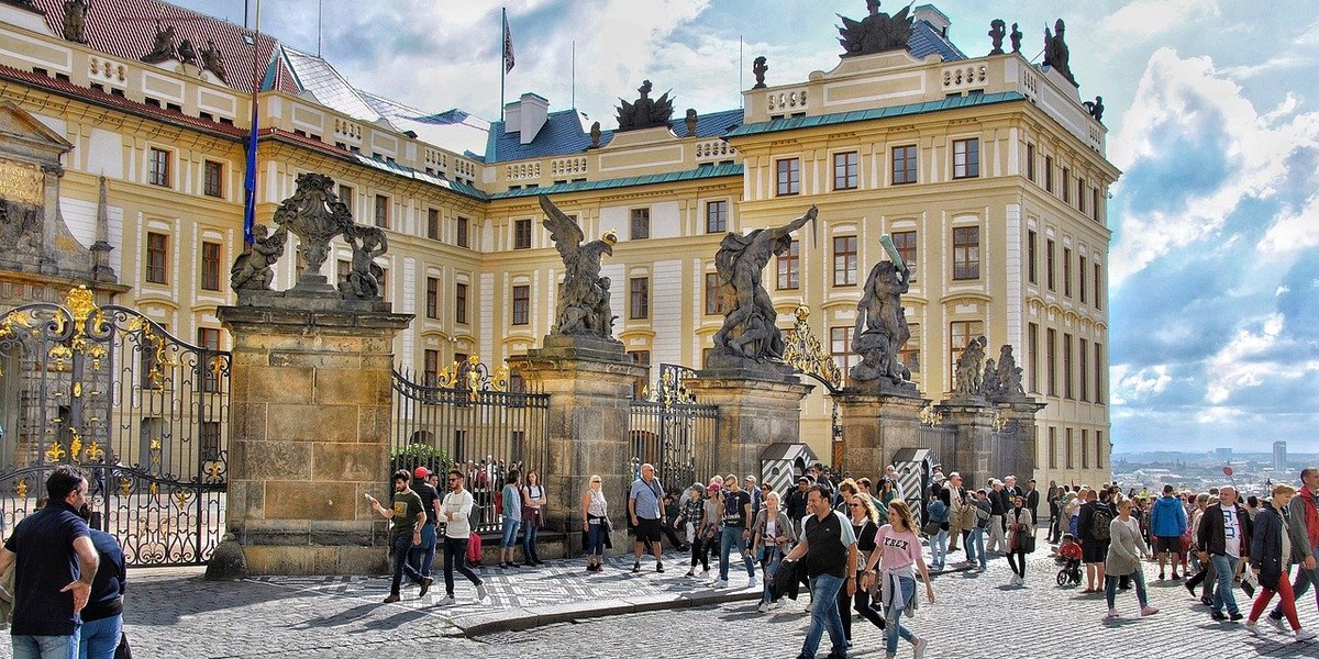 Bank Czech znów zaskakuje rynek. Chce wbrew europejskiej tendencji podwyższyć stopy procentowe w tym roku. Co się dzieje?