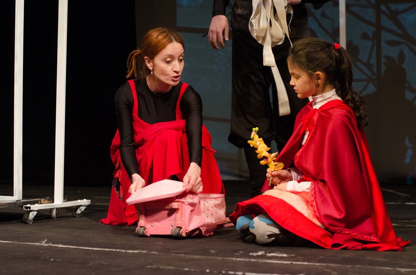 Scena iz predstave "Crvenkapa"