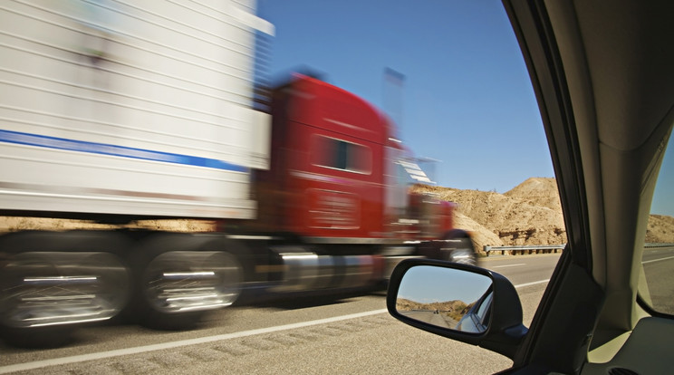 Ne lepődjünk meg, ha a közeljövőben sofőr nélkül húz el mellettünk egy kamion. /Fotó: Northfoto