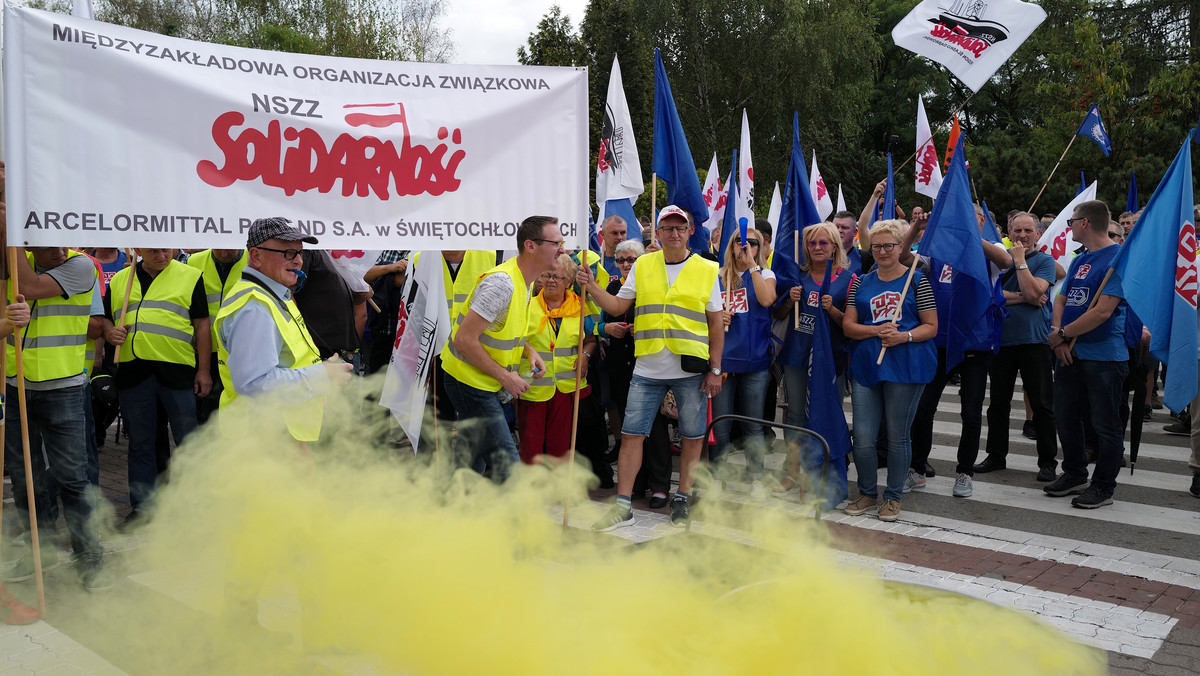 Tymczasowe wstrzymanie pracy części surowcowej huty ArcelorMittal Poland w Krakowie, czyli wielkiego pieca i stalowni, zostało odłożone w czasie – poinformował koncern hutniczy. Pierwotnie planowano, że nastąpi to we wrześniu tego roku.