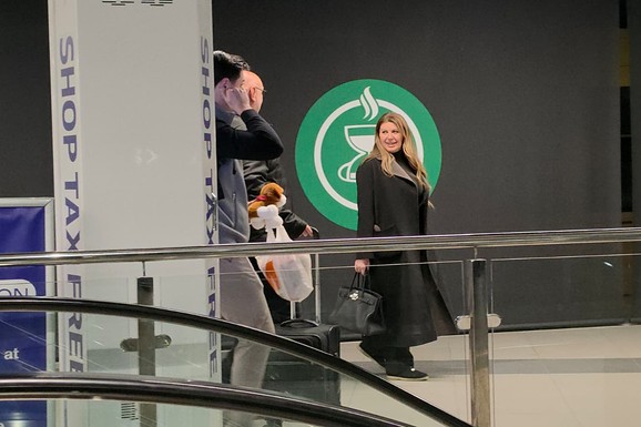 VIKI MILJKOVIĆ BEZ TRUNKE ŠMINKE Pevačicu smo uhvatili u prirodnom izdanju na aerodromu: Muž i Nermin se ne odvajaju od nje, nose poklone (VIDEO)