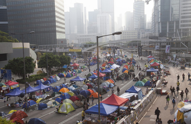 Policja starła się z uczestnikami demonstracji w tunelu w pobliżu budynków administracji Hong Kongu.