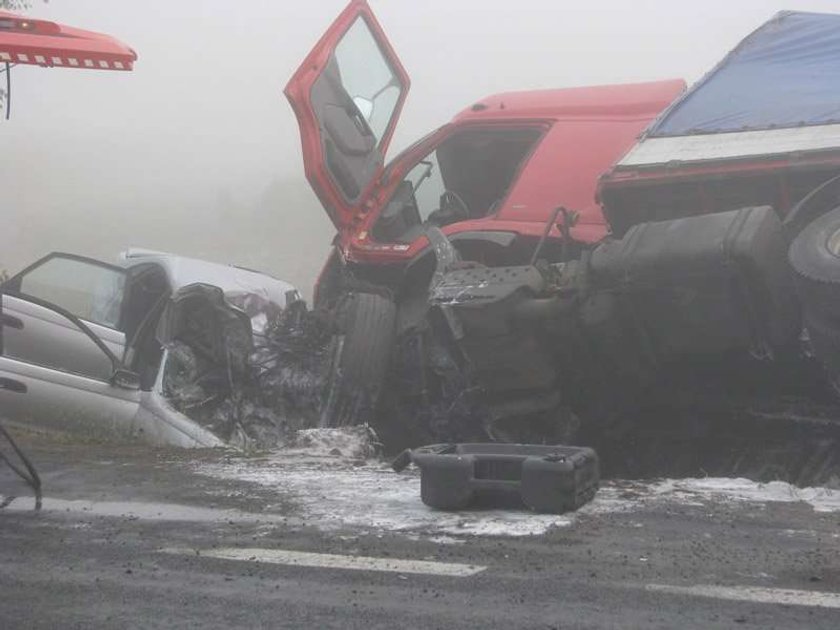 Ciężarówka zgniotła osobówkę. Tragiczny poranek na lubelszczyźnie