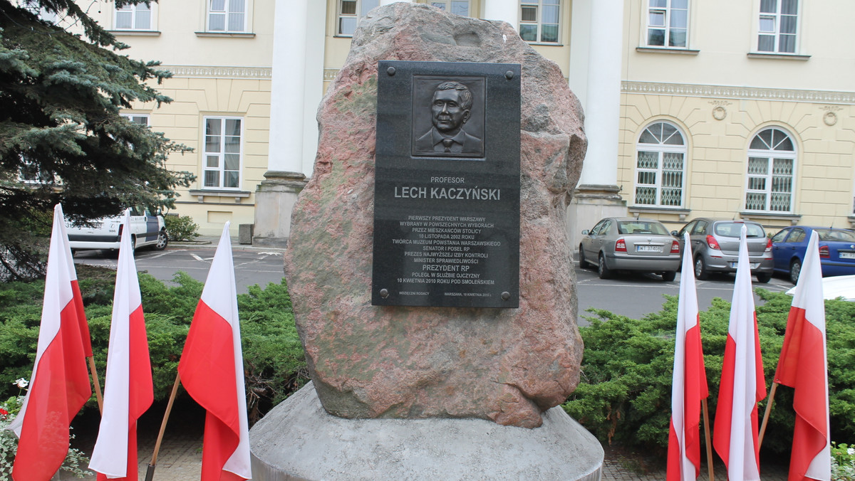 Budzący kontrowersje pomnik śp. Lecha Kaczyńskiego na razie nie zniknie z dziedzińca Urzędu m.st. Warszawy. Dziś wojewoda i mazowiecka konserwator zabytków spotkali się w tej sprawie z wiceprezydentem miasta i stołecznym konserwatorem zabytków. Strony ustaliły, że zawieszają postępowanie w sprawie głazu do momentu, gdy w sprawie jego legalności, a raczej osoby, który ma o tym decydować, wypowie się generalna konserwator zabytków.