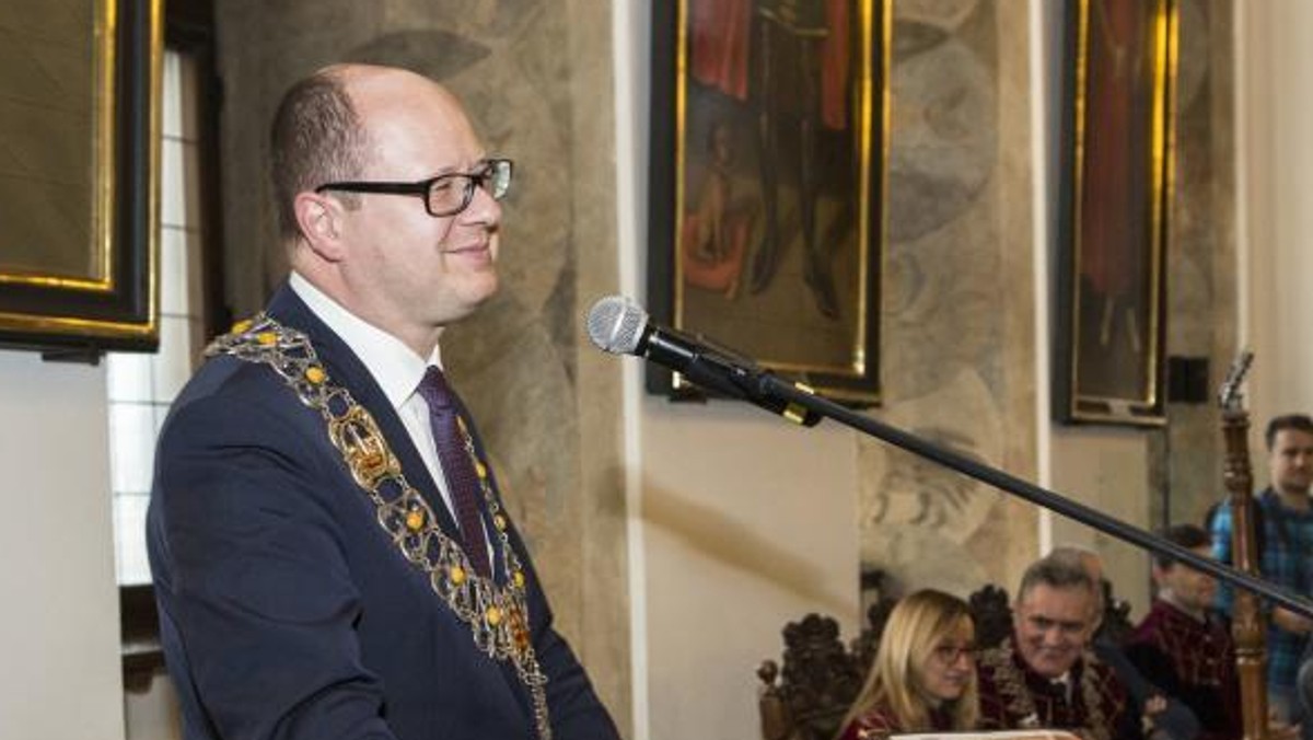 Na dzisiejszej sesji Rady Miasta w Gdańsku prezydent Paweł Adamowicz poinformował, że gdańscy śledczy chcą go przesłuchać ws. organizacji jubileuszu Trybunału Konstytucyjnego w Gdańsku. - Takiego scenariusza nie wymyśliliby nawet komicy – ironizował. W ostrych słowach odpowiadali mu politycy PiS. W rozmowie z nami śledczy zapewniają, że włodarz Gdańska nie otrzymał jeszcze wezwania. Przesłuchany za to został już dyrektor kancelarii prezydenta.