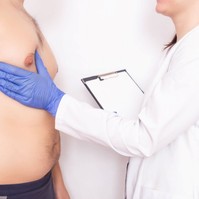 Figyelmeztet az orvos: ez a mellkasi tünet a férfiaknál rák vagy májbetegség jele is lehet