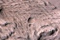 Dwa duże kratery otoczone kilkunastoma małymi
